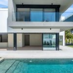 Swimming pools add on an extra 11% to premium house prices